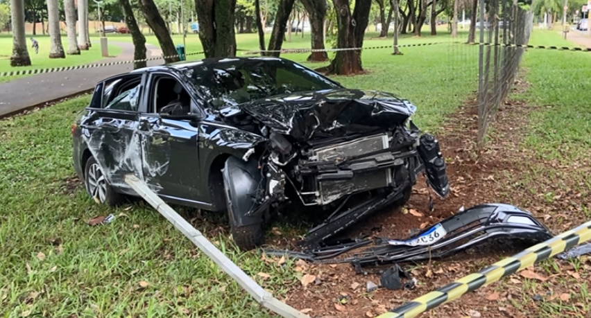 foto mostra carro preto destruído após colisão