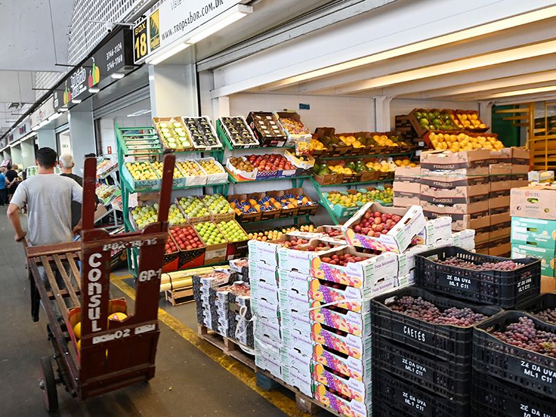 a foto mostra caixas com várias frutas no hortifruti da Ceasa