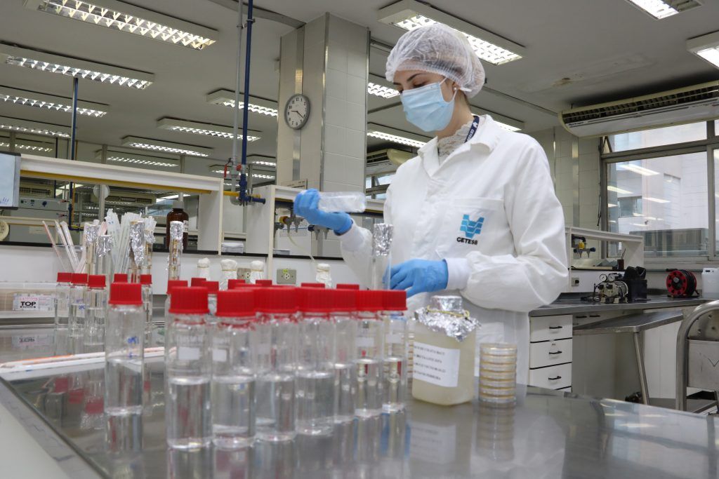 a foto mostra uma profissional da Cetesb trabalhando em um laboratório
