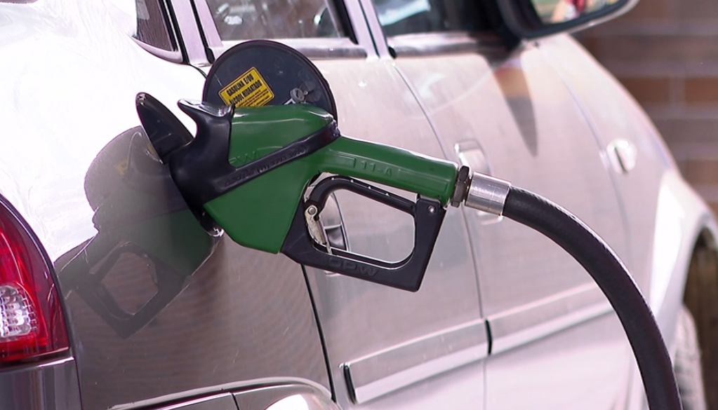a foto mostra um carro sendo abastecido com etanol em um posto de combustível