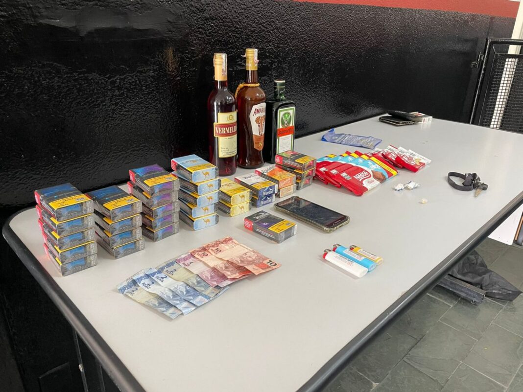 Com a dupla foram encontrados chocolates, cigarros, dinheiro e bebidas alcoólicas, que foram devolvidos ao mercado (Foto: divulgação/ PM)
