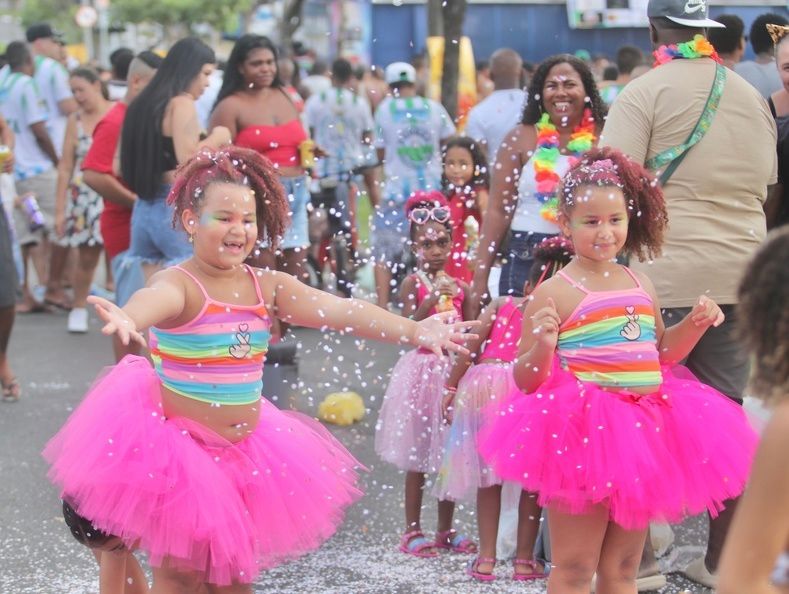 a foto mostra duas meninas fantasiadas no Carnaval de Campinas