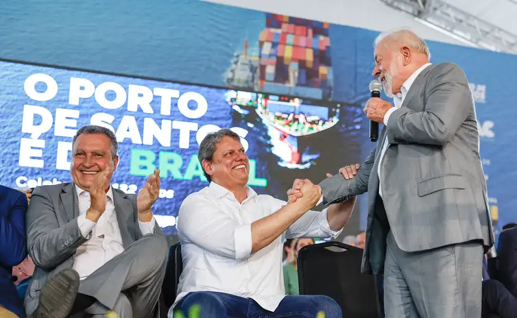 A foto mostra o presidente Lula dando a mão para o governador de São Paulo e os dois rindo