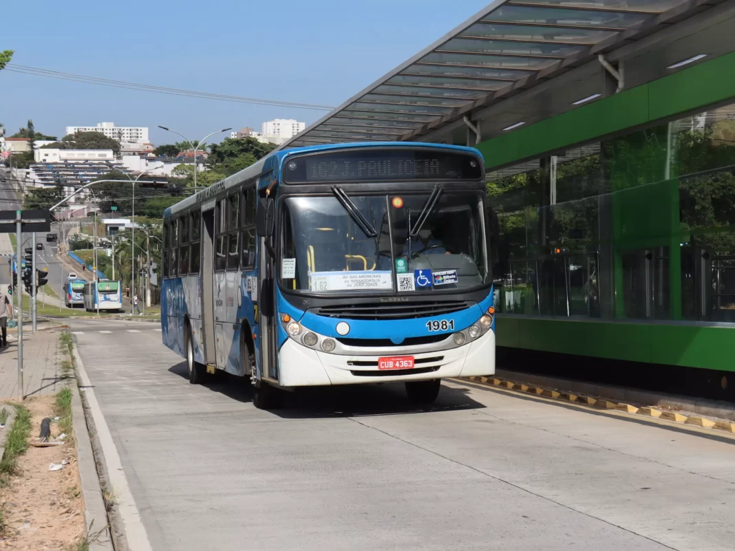 a foto mostra um ônibus trafegando em uma via - BRT Ouro Verde