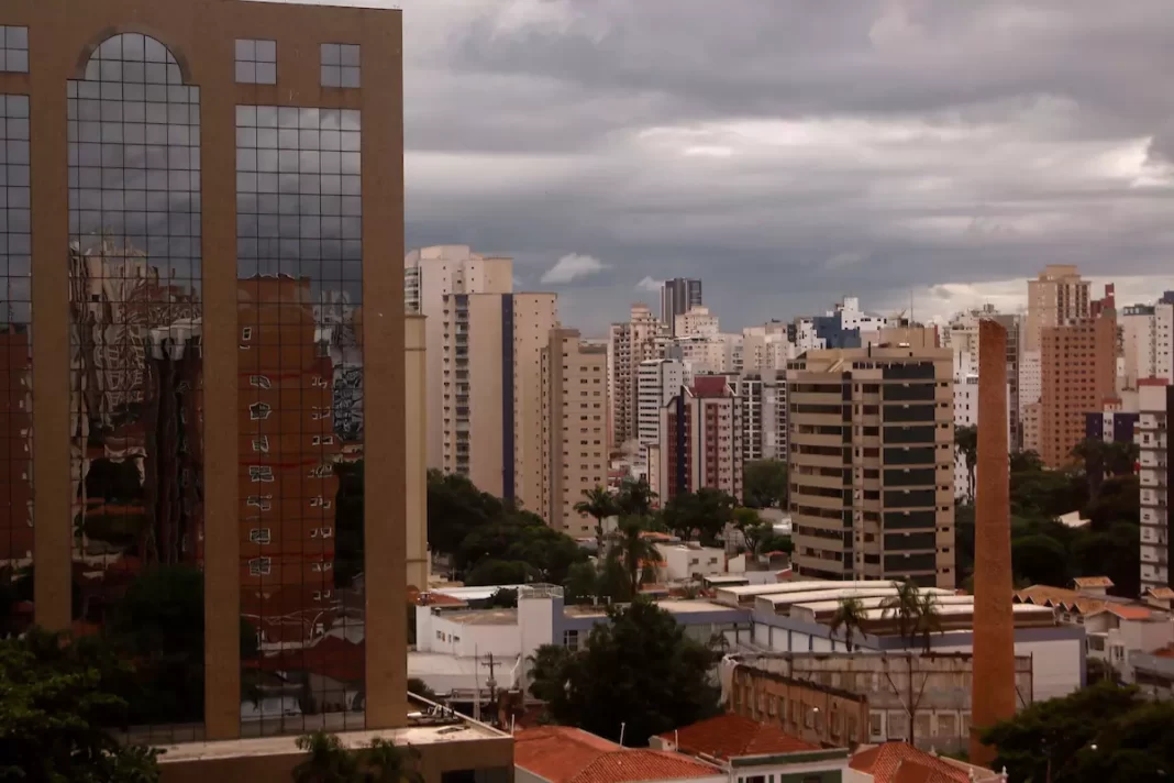 a foto mostra a visão de vários prédios em Campinas, com nuvens carregadas no céu