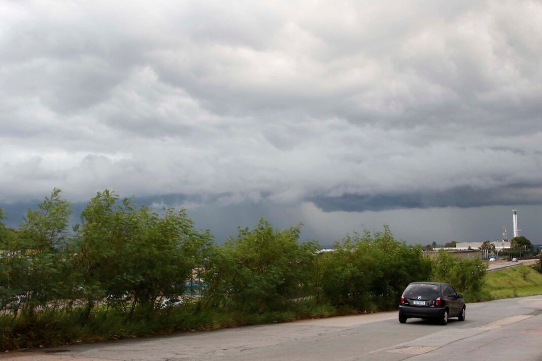 a foto mostra um carro andando na estrada, em que o céu está com nuvens carregadas - tempestade Akará