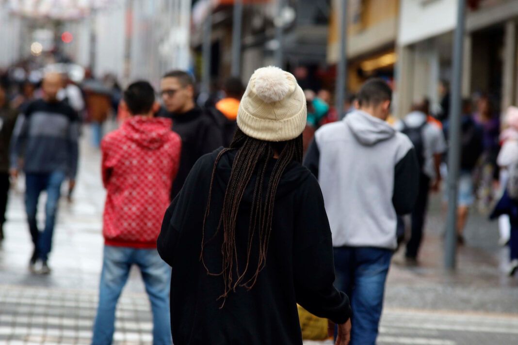 a foto mostra pessoas andando no centro de Campinas usando agasalhos e moletom - frente fria