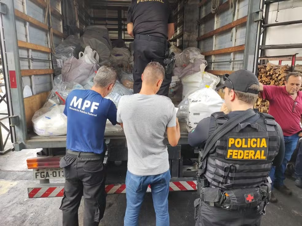 Drogas e outras substâncias ilícitas, que foram encontradas em Viracopos, foram colocadas em um caminhão e levadas a Nossa Odessa, onde foram queimadas (Foto: divulgação/ PF)