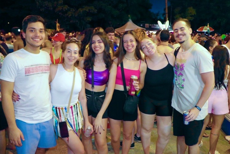 Grupo de jovens posa para foto durante bloco de Carnaval