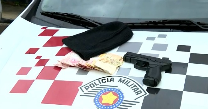 Ladrão foi encontrado com arma falsa e dinheiro (Foto: Divulgação/PM)