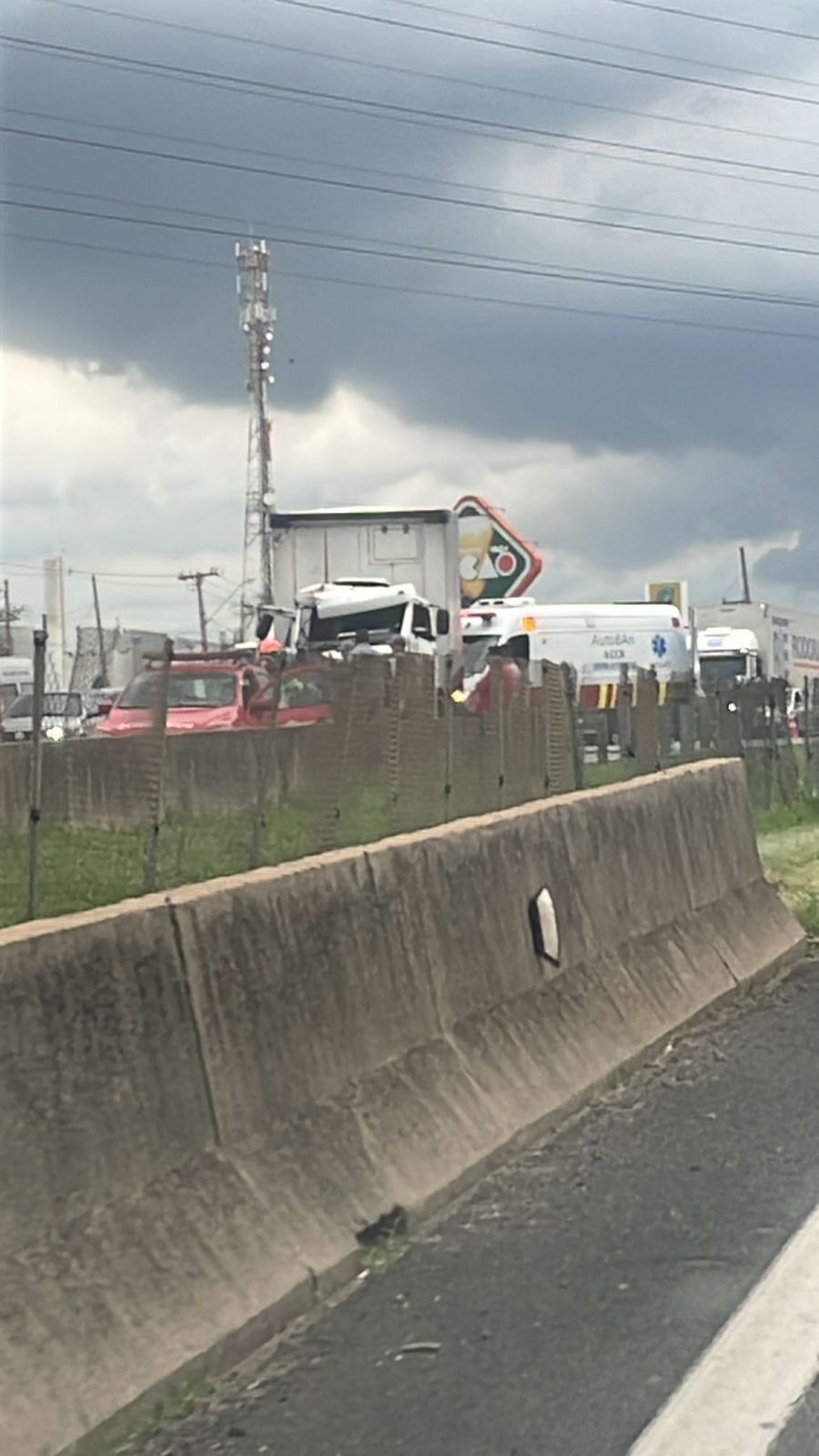 a foto mostra a batida entre dois caminhões na Anhanguera, que ficou com congestionamento