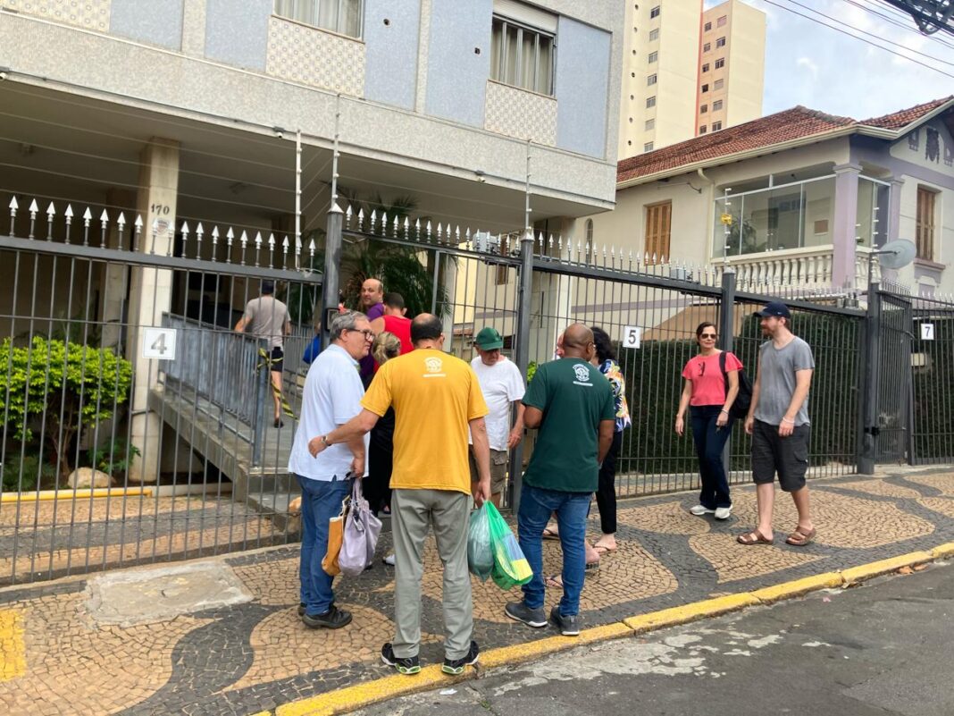 Moradores voltam para o prédio onde ocorreram explosões após liberação da Defesa Civil; apartamento do coronel segue interditado (Foto: Reprodução/ EPTV)