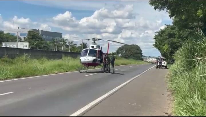 Mulher gravamente ferida pelo capotamento do carro teve que ser resgatada pelo Helicóptero Águia da Polícia Militar (Foto: reprodução/ EPTV)