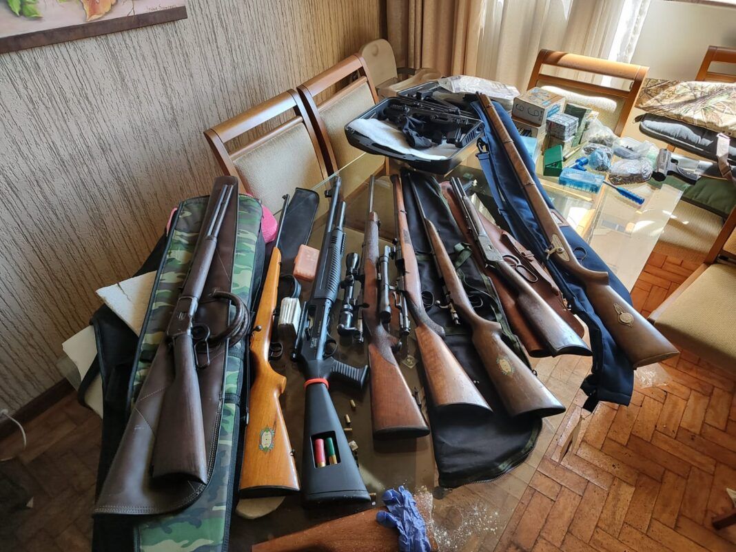 Espingardas estão entre as armas que foram apreendidas (Foto: EPTV/ Campinas)