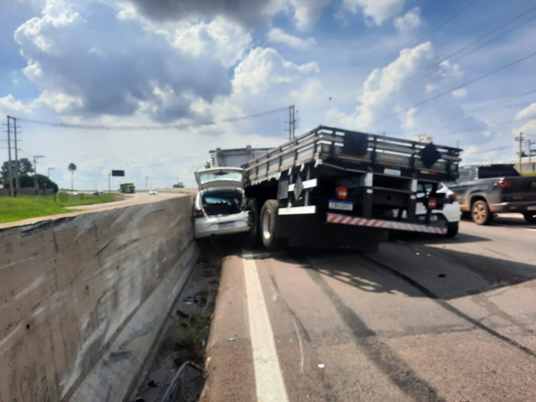 Caminhão carregado de óleo durante acidente nesta terça-feira (Crédito: João Moraes)