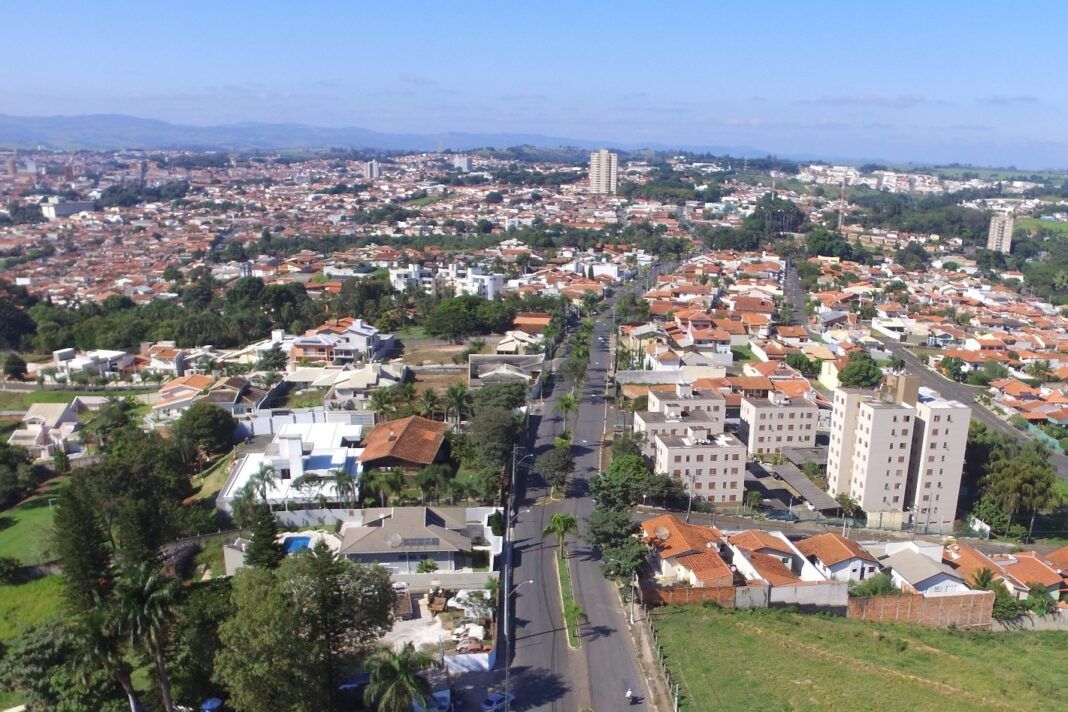 Foto aérea mostra a cidade de Itapira com casas e poucos prédios