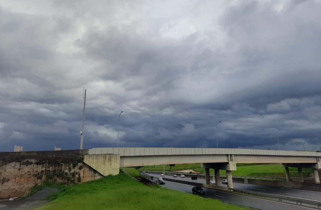 a foto mostra uma rodovia da região de Campinas com o céu bem encoberto por nuvens