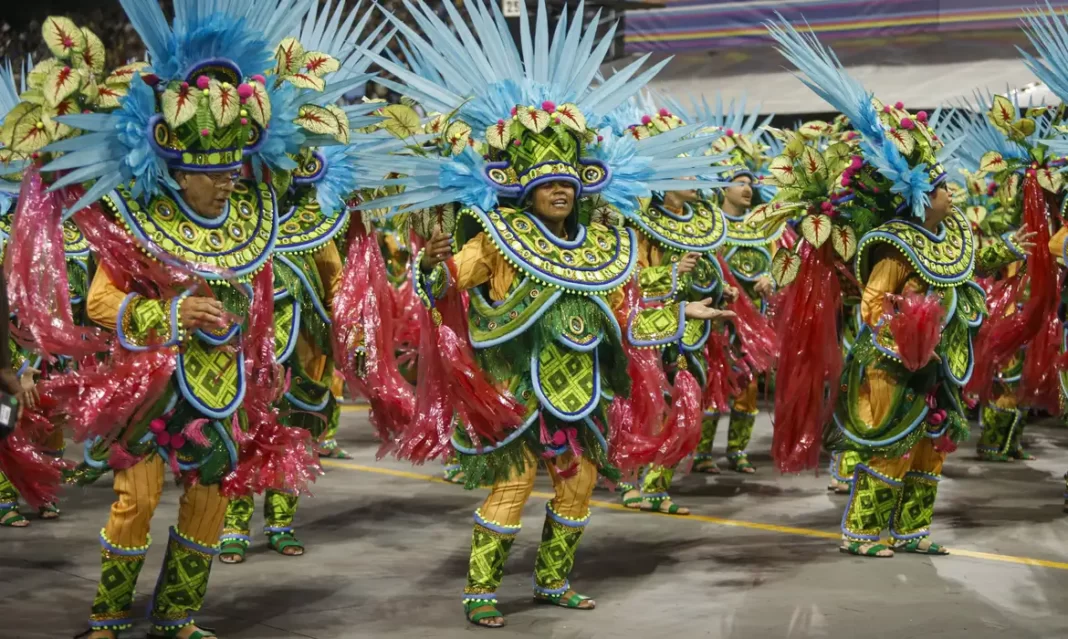 A foto mostra passistas fantasiados durante desfile de Carnaval
