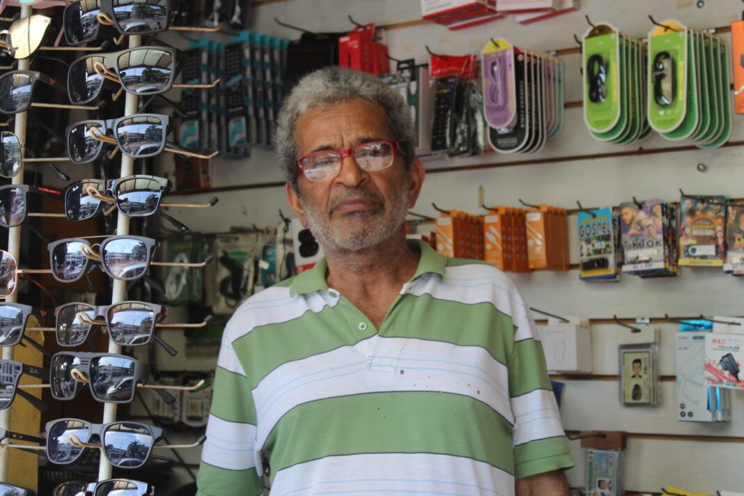 Comerciante João Iziquel conta a história da banca nas proximidades do Terminal do Ouro Verde