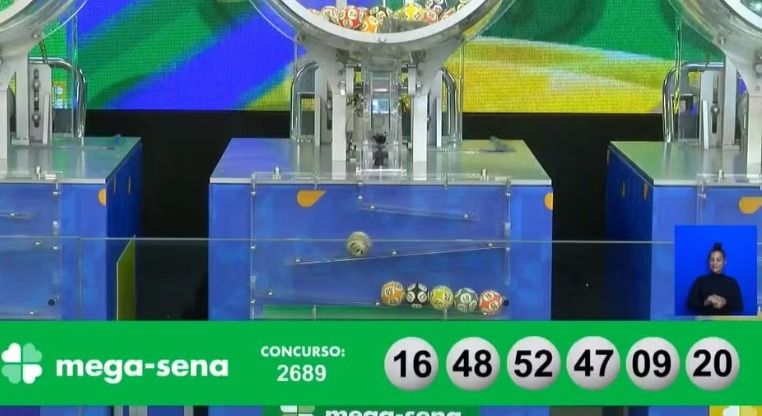 A foto mostra o globo onde as bolas da loteria são colocadas e os números sorteados embaixo