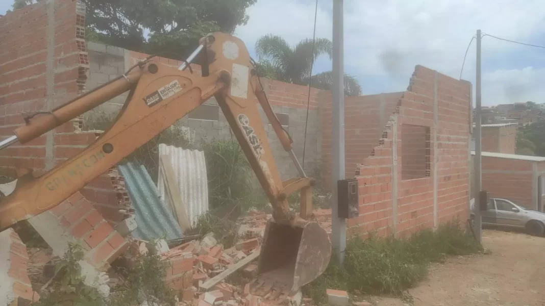 Ocupação sendo demolida pela Prefeitura nesta terça-feira (27) no Campo Grande (Foto: divulgação/ PMC)