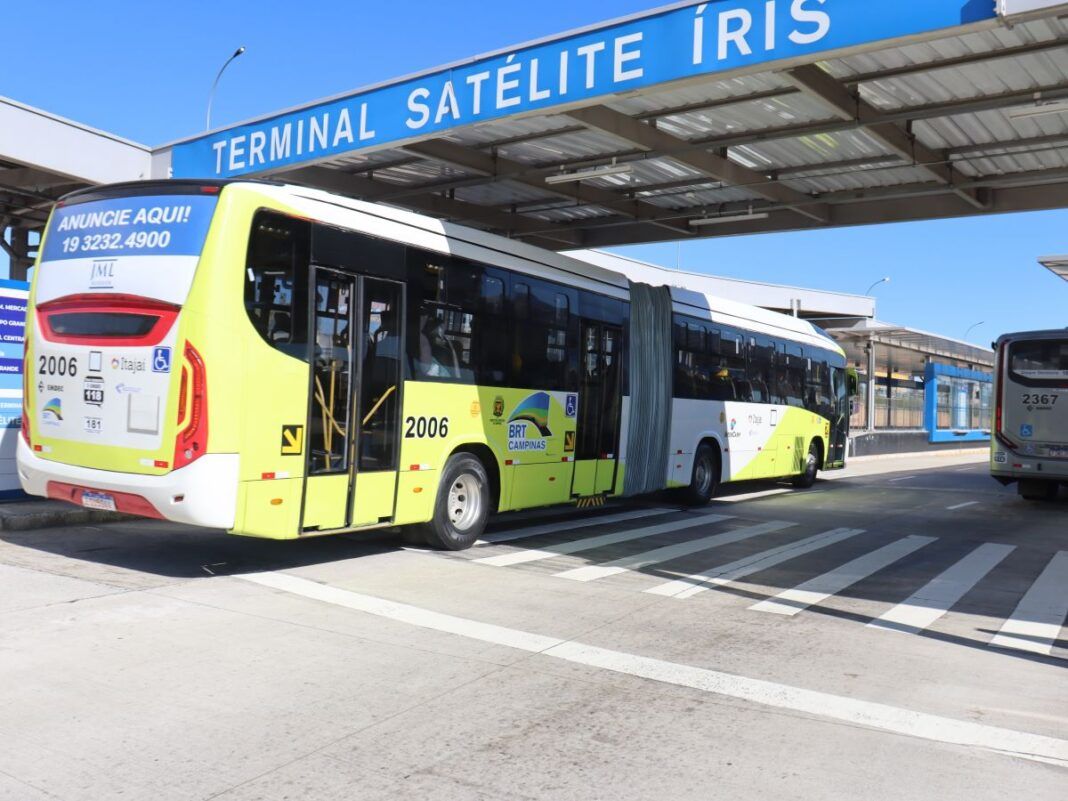 foto de um ônibus do transporte público chegando ao Terminal Satélite Íris