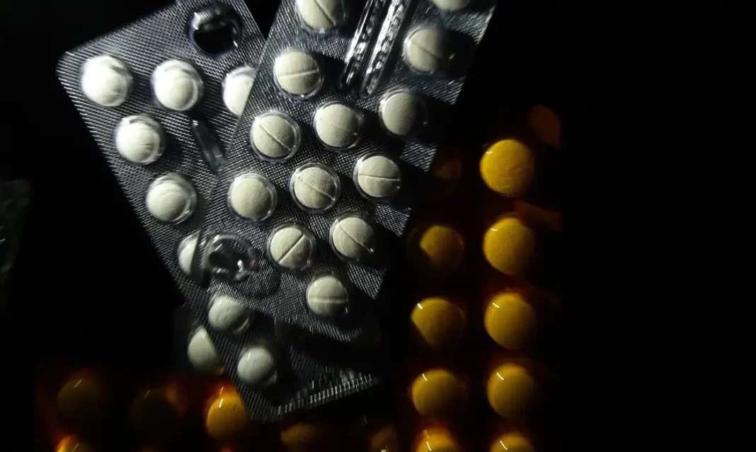 A foto mostra cartelas de pílulas de medicamentos