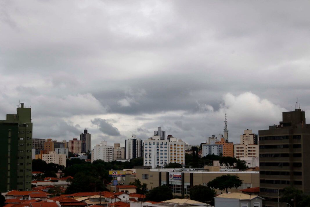 Nuvens carregadas no céu do Centro de Campinas: cidade está inclusa no alerta de tempestades (Foto: Código 19)