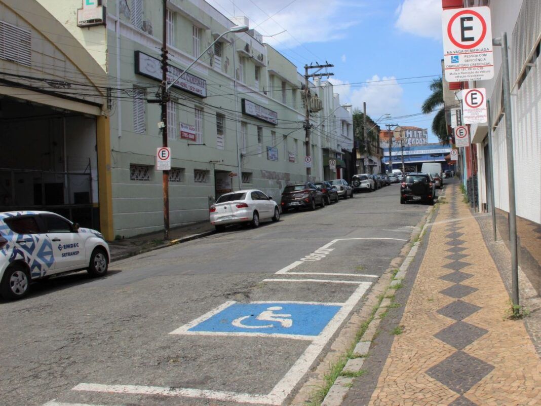 a foto mostra uma rua da área central de Campinas com as vagas exclusivas demarcadas