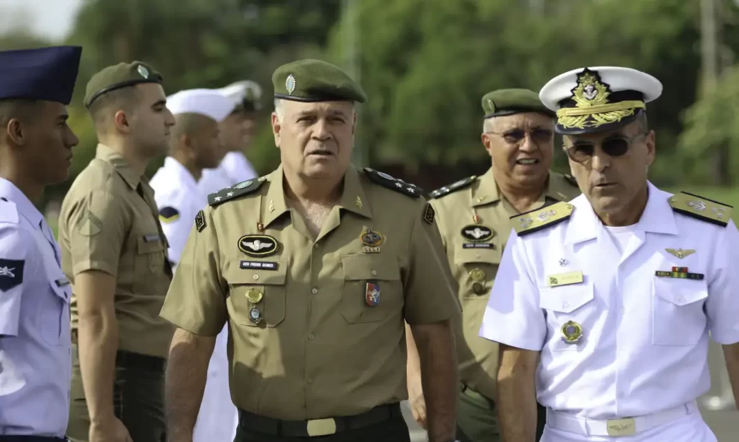 A foto mostra os ex-comandante e outros homens do Exército