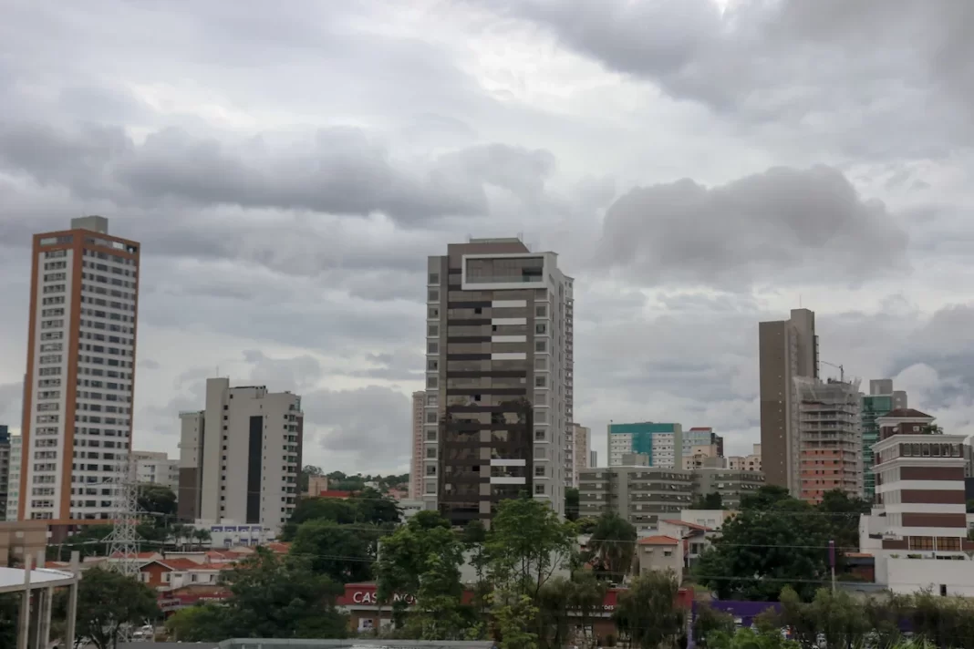 Céu nublado volta a predominar em Campinas (Foto: Luciano Claudino/Código 19)