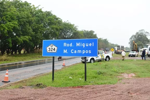 A foto mostra trecho da rodovia com uma placa de identificação da rodovia