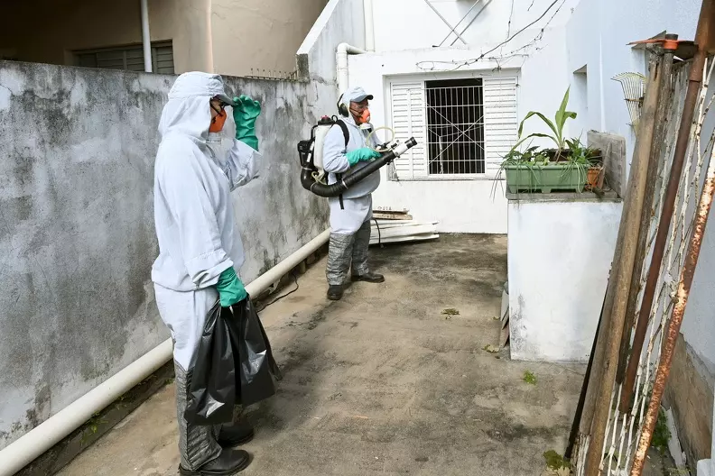 Nebulização é feita para evitar pico em abril de casos de dengue (Foto: PMC)