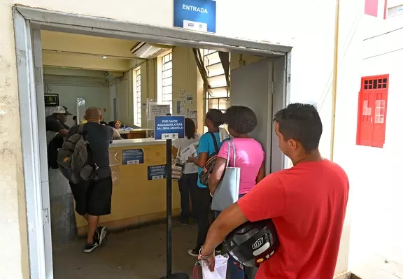 A foto mostra uma fila de pessoas na porta do Cpat em Campinas