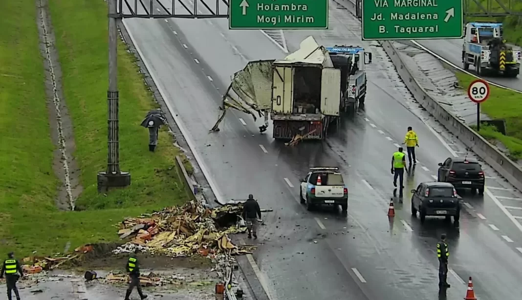A foto mostra a retirada do caminhão da rodovia