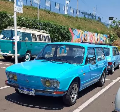 a foto mostra uma brasília azul que estará no encontro de carros antigos