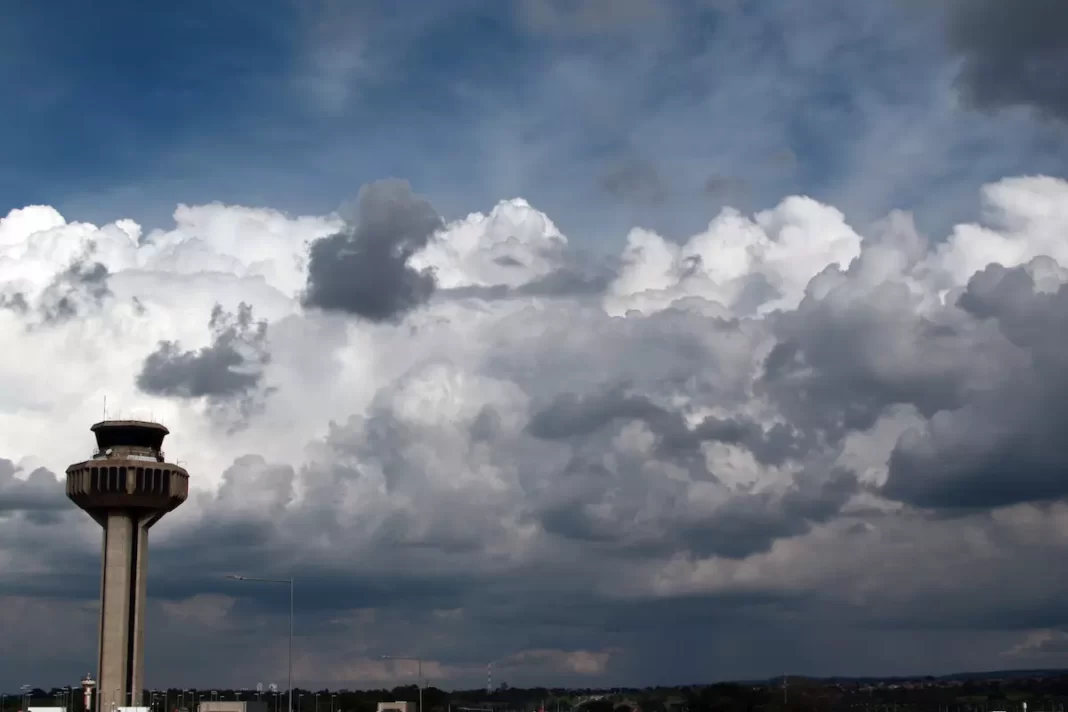 a foto mostra céu com nuvens e a torre de observação de Viracopos