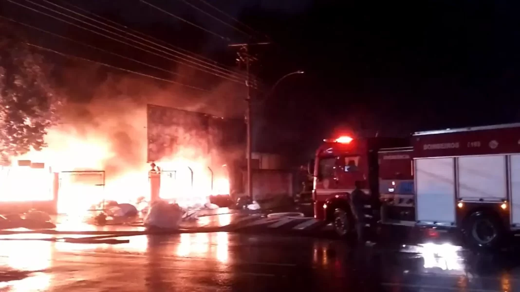 Incêndio destruiu depósito em Santa Bárbara d'Oeste (Foto: Reprodução/EPTV Campinas)