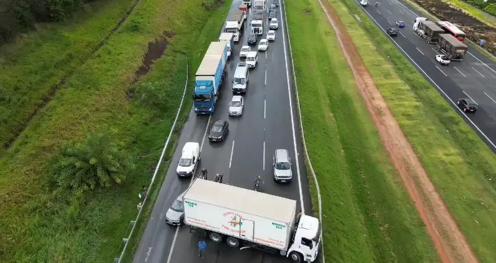 Batida de caminhão e moto deixou o caminhão atravessado na Rodovia dos Bandeirantes, no sentido Capital (Foto: reprodução/ EPTV)