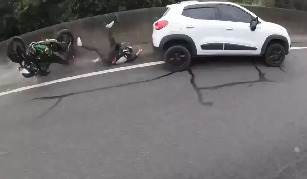 Carro tentou fazer a ultrapassagem pelo meio da pista causando o acidente em Vinhedo (Foto: reprodução/ EPTV - Campinas)