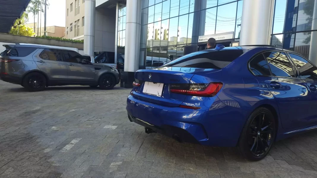 A foto mostra dois carros de luxo apreendidos na manhã de hoje estacionados na sede da PF em Campinas