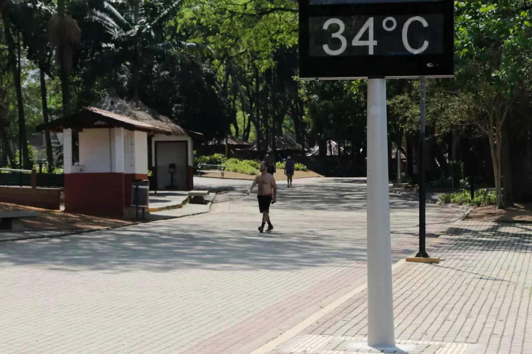 a foto mostra um termômetro de rua registrando 34°C na lagoa do taquaral