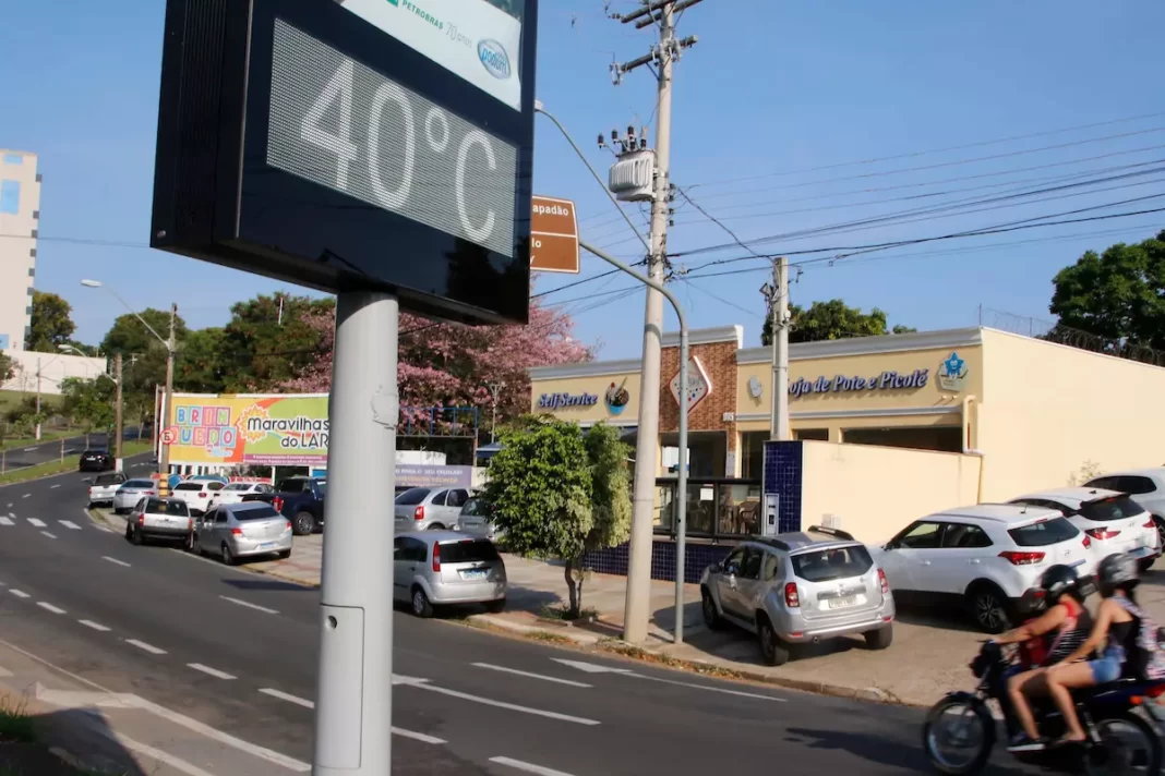 a foto mostra um termômetro em uma rua de Campinas marcando 40°C
