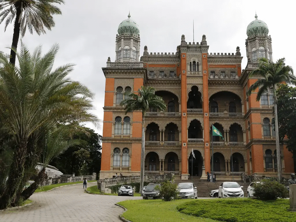 a foto mostra a fachada do Castelo Mourisco, sede da Fundação Oswaldo Cruz (Fiocruz),