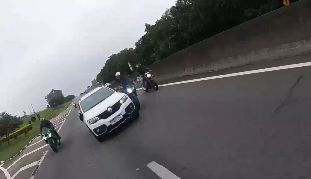 momento em que o carro com o motorista embriagado colide com a moto