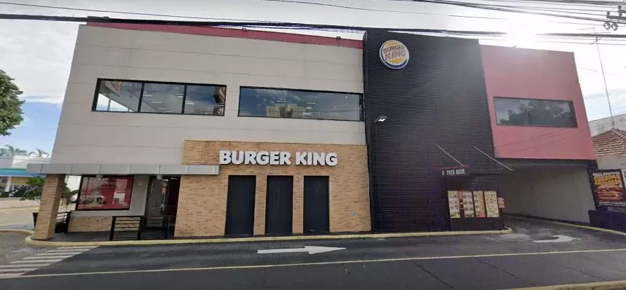a foto mostra a entrada do burger king
