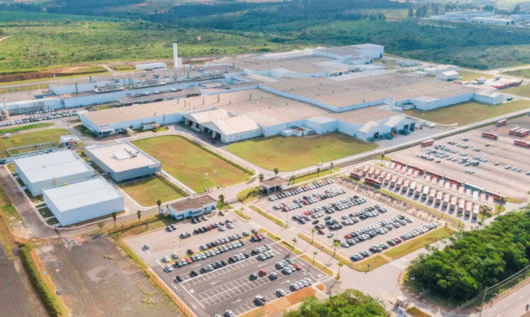 A imagem mostra foto aérea de uma fábrica da Toyota