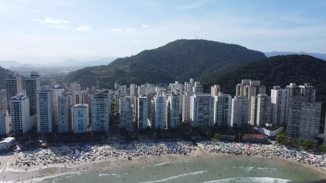 a foto mostra a vista de uma praia no Guarujá