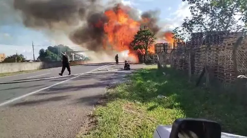 a foto mostra o incêndio na rodovia