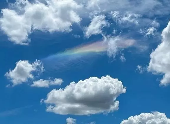 a foto mostra a nuvem arco-íris